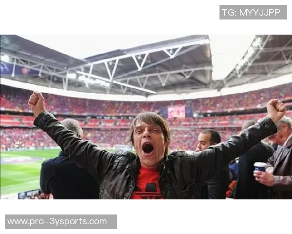 邮报报道石玫瑰乐队贝斯手马尼去世终生红魔球迷享年63岁