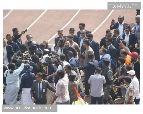 梅西印度行引发混乱当地官员指责组织方贪婪无能与球迷自拍成风